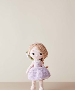 Búp bê len bé gái váy tím thắt bím hoa trắng