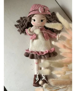 Búp bê len bé gái váy kem viền nâu tóc xoăn đội mũ hồng