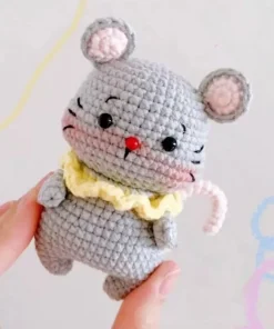 Búp bê len chuột xám cổ áo vàng má hồng