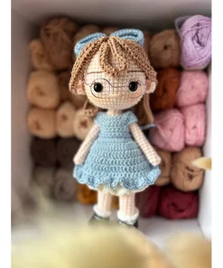 Búp bê len bé gái váy xanh kính tròn tóc buộc nơ