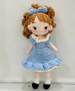 Búp bê len bé gái váy xanh cổ bèo tóc xoăn nơ to